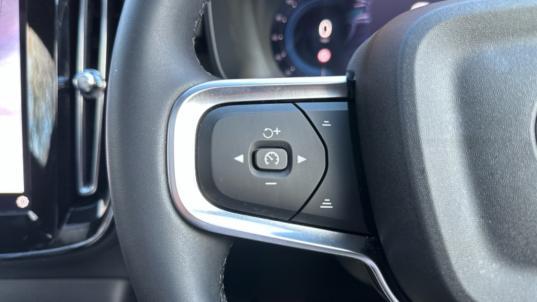 Volvo XC40 2.0 B4P Ultra Dark 5dr Auto Petrol Estate